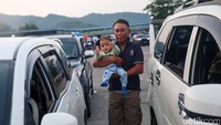 Ada juga yang memilih keluar mobil saat menunggu antrean masuk kapal.