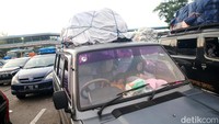 Sebagian pemudik tampak tidur pulas di dalam mobil saat menunggu antrean masuk ke kapal.
