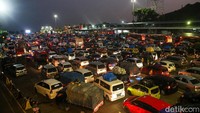 Kendaraan pemudik juga telah memadati Pelabuhan Merak. Grandyos Zafna/detikcom.