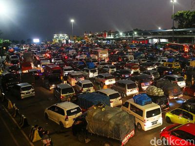 Penampakan Panjangnya Antrean Kendaraan Pemudik di Pelabuhan Merak