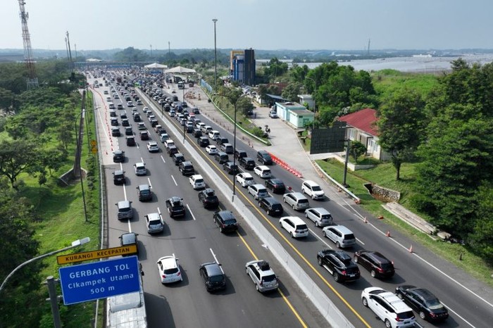 Penerapan one way dari Km 68 Jalan Tol Jakarta-Cikampek sampai Km 414 Gerbang Tol Kalikangkung Jalan Tol Batang-Semarang (ANTARA/HO-Jasa Marga)
