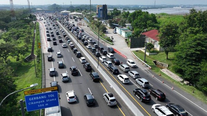 Penerapan one way dari Km 68 Jalan Tol Jakarta-Cikampek sampai Km 414 Gerbang Tol Kalikangkung Jalan Tol Batang-Semarang (ANTARA/HO-Jasa Marga)