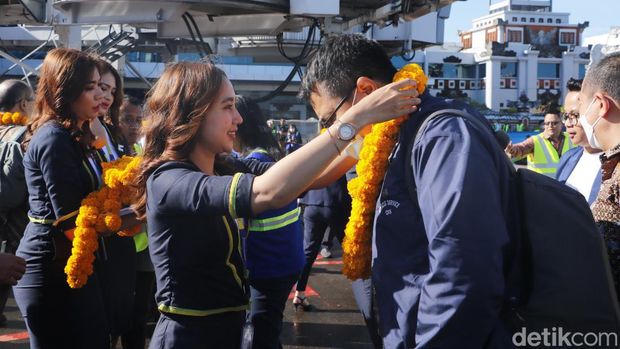 Penerbangan perdana pesawat ARJ21-700 di Indonesia.