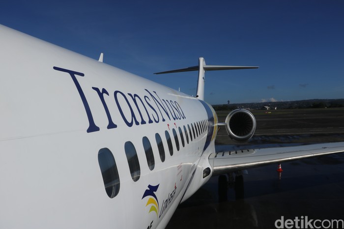 Penerbangan perdana pesawat ARJ21-700 di Indonesia.
