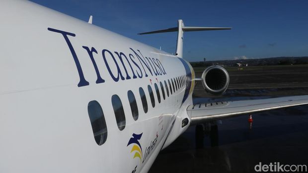 Penerbangan perdana pesawat ARJ21-700 di Indonesia.
