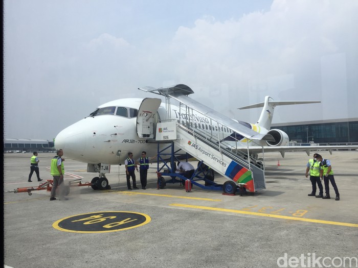 Penerbangan perdana pesawat ARJ21-700 di Indonesia.