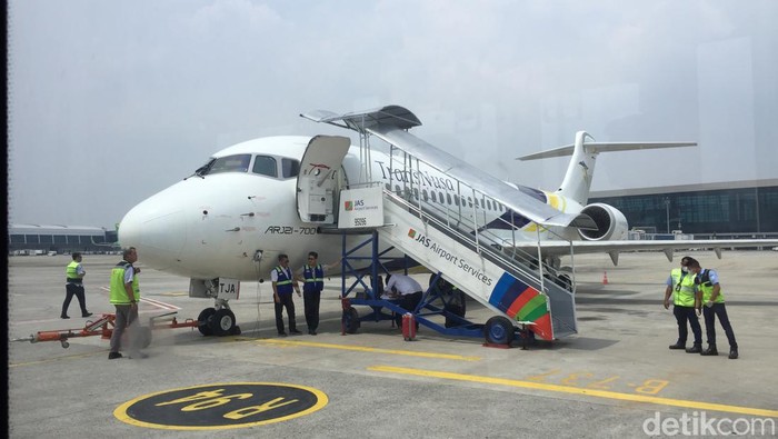 Penerbangan perdana pesawat ARJ21-700 di Indonesia.