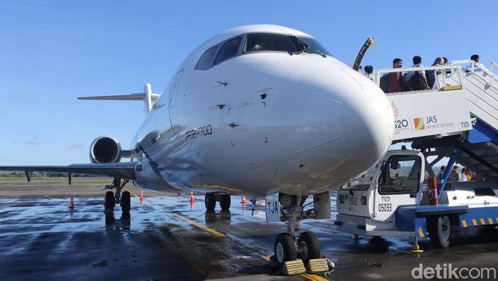 Penerbangan perdana pesawat ARJ21-700 di Indonesia.