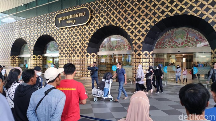 Penumpang di Bandara YIA Kulon Progo, Kamis (19/4/2023)