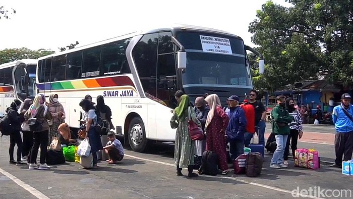 Penumpang mengantre di Terminal Cicaheum, Kota Bandung, Rabu (19/4/2023).