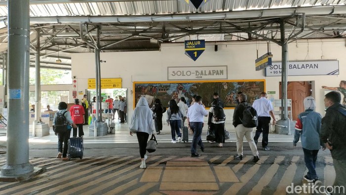 Penumpang turun di Stasiun Solo Balapan, Rabu (19/4/2023).