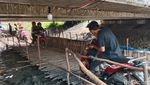 Uniknya Penyeberangan Kolong Jembatan Indramayu