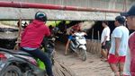 Uniknya Penyeberangan Kolong Jembatan Indramayu