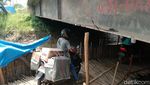 Uniknya Penyeberangan Kolong Jembatan Indramayu