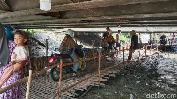Penyebrangan kolong jembatan di Indramayu.