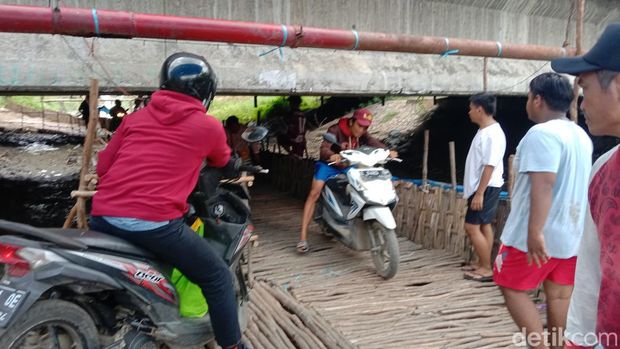 Penyebrangan kolong jembatan di Indramayu.