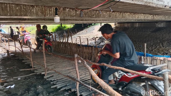 Penyebrangan kolong jembatan di Indramayu.
