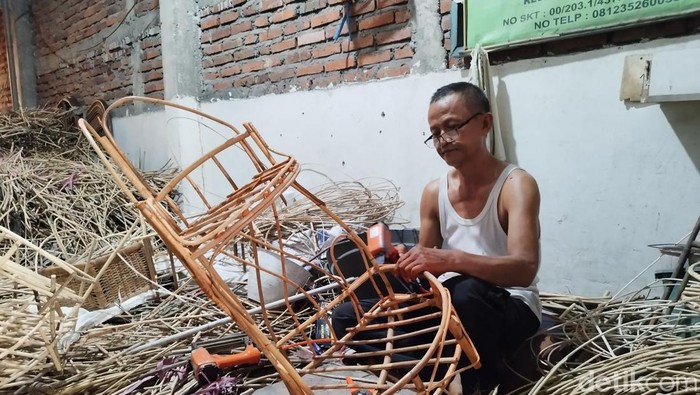 Perajin keranjang parsel di Gresik