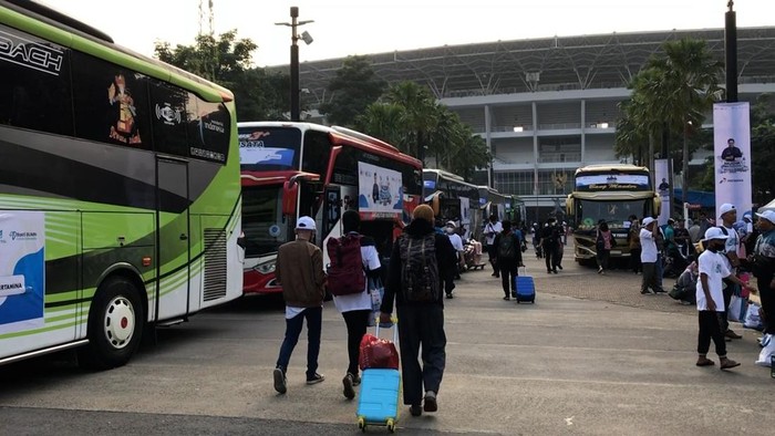 PT Pertamina memberangkatkan rombongan peserta mudik gratis di kawasan GBK, Rabu (19/4) pagi. Total ada 3.000 pemudik yang diberangkatkan ke 17 kota tujuan.