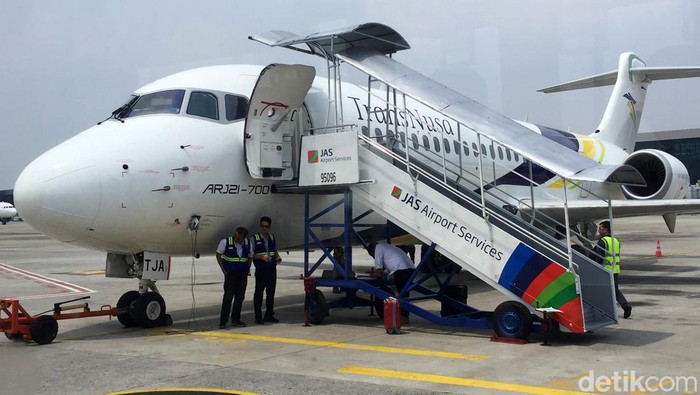 Pesawat Jet Komersial China Pertama di Indonesia Tak hanya mobil dan kereta, kini pesawat buatan China wara-wiri di Indonesia. Pesawat ARJ21-700 akhirnya melakukan penerbangan perdana rute Bandara Soetta-Bali.