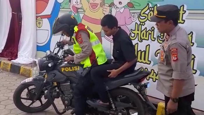 Petugas kepolisian saat mengantarkan remaja yang tertinggal oleh rombongan keluarganya di Tol Cipali.