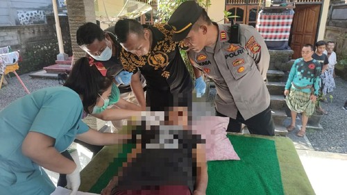 Petugas kesehatan bersama personel Polsek Bebandem memeriksa jenazah NWR yang tewas gantung diri di Banjar Dinas Mumbul, Desa Jungutan, Kecamatan Bebandem, Kabupaten Karangasem, Bali,  Selasa (18/4/2023).