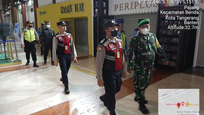 Polisi bersama TNI dan Aviation Security melaksanakan patroli jalan kaki di Bandara Soekarno-Hatta demi cegah kriminal pada arus mudik.