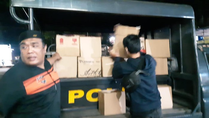 Polisi menyita miras ilegal di Makassar.