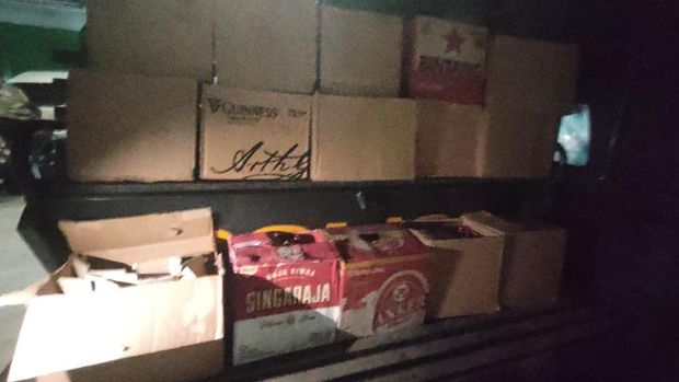 Polisi menyita miras ilegal di Makassar.