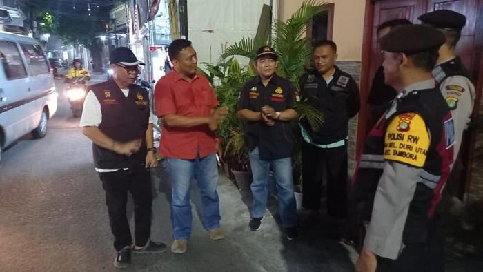 Polisi RW di Tambora patroli keliling cek rumah warga yang ditinggal mudik