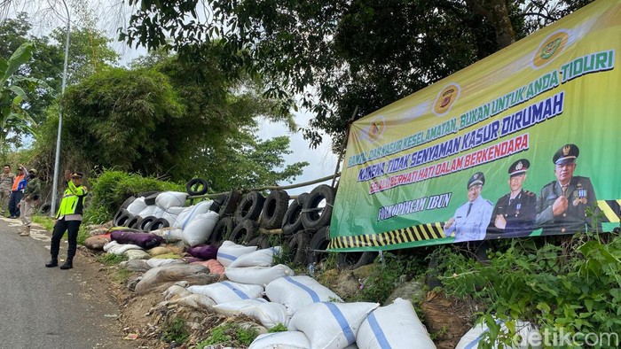Polsek Ibun pasang bantal keselamatan ini dipasang di Tanjakan TPU Patrol dan SD Patrol.
