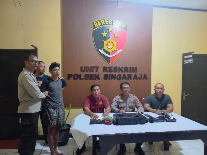 Polsek Kota Singaraja merilis kasus pencurian di Pura Dalem Pemaron dengan pelaku Gusti Komang Ari Wibawa alias Guseng (24), Rabu (19/4/2023). (Made Wijaya Kusuma)