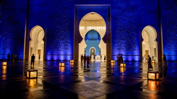 Potret Megahnya Masjid Agung Sheikh Zayed Abu Dhabi ABU DHABI, UNITED ARAB EMIRATES - APRIL 17: Muslims gather at the Sheikh Zayed Grand Mosque on the night of Laylat al-Qadr to perform prayer in Abu Dhabi, United Arab Emirates on April 17, 2023. (Photo by Mohamed Zarandah/Anadolu Agency via Getty Images)