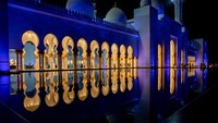 Masjid Agung Sheikh Zayed merupakan masjid terbesar di Uni Emirat Arab.  