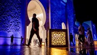 Masjid ini jadi salah satu destinasi wisata favorit di Abu Dhabi dan ramai dikunjungi jemaah saat 10 hari terakhir Ramadan.    