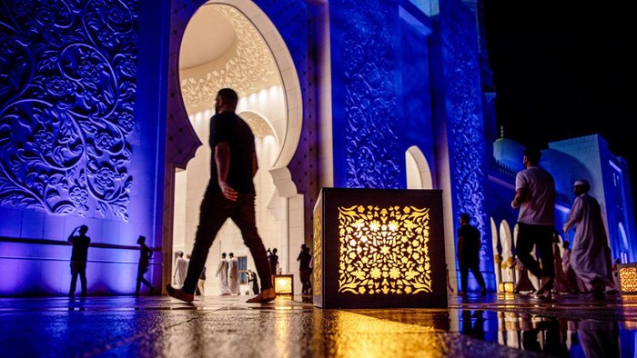 ABU DHABI, UNITED ARAB EMIRATES - APRIL 17: Muslims gather at the Sheikh Zayed Grand Mosque on the night of Laylat al-Qadr to perform prayer in Abu Dhabi, United Arab Emirates on April 17, 2023. (Photo by Mohamed Zarandah/Anadolu Agency via Getty Images)