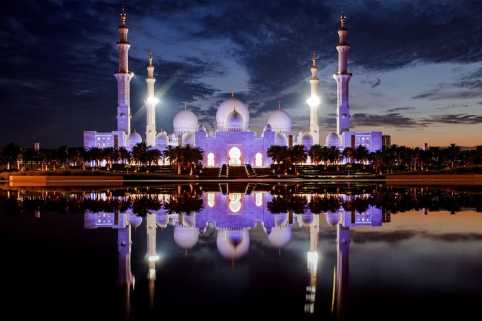 TOPSHOT - The Sheikh Zayed Grand Mosque is lit up at sunset in Abu Dhabi on April 17, 2023 during Laylat al-Qadr, one of the holiest nights during the holy fasting month of Ramadan. (Photo by Karim SAHIB / AFP) (Photo by KARIM SAHIB/AFP via Getty Images)