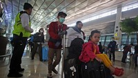 Para calon penumpang terlihat berlalu lalang di Bandara Sekarno Hatta