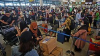 Sejumlah calon penumpang pesawat mengantre di Terminal 3 Bandara Sekarno Hatta, Tangerang, Banten, Rabu (19/4/2023).