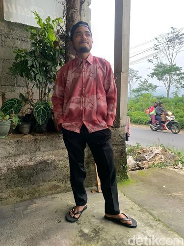 Pria asal Magelang, Jawa Tengah ini membuat ide setelan baju lebaran unik dari kain gorden.
