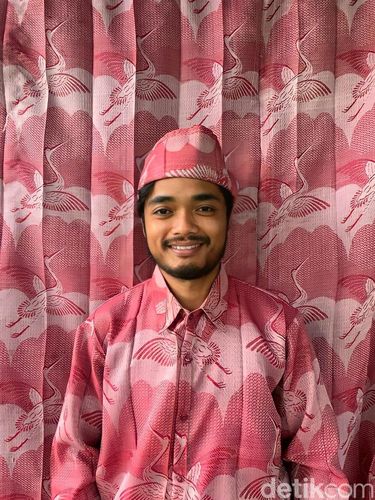 Pria asal Magelang, Jawa Tengah ini membuat ide setelan baju lebaran unik dari kain gorden.