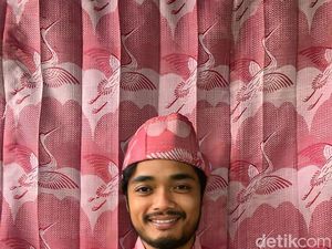 Agak Lain! Pria Asal Magelang Ini Viral Bikin Baju Lebaran dari Gorden Jadul