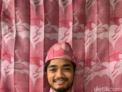 Agak Lain! Pria Asal Magelang Ini Viral Bikin Baju Lebaran dari Gorden Jadul Agak Lain! Pria Asal Magelang Ini Viral Bikin Baju Lebaran dari Gorden Jadul