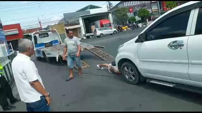 Proses evakuasi mobil misterius di SPBU Jati Kudus, Rabu (19/4/2023).