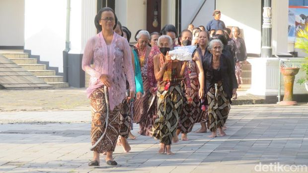 Prosesi tumpal wajik tanda dimulainya Grebeg Syawal Keraton Jogja, Rabu (19/4/2023).