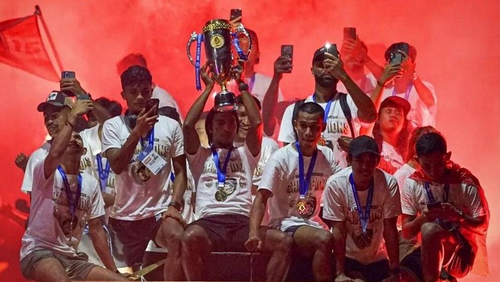 PSM Makassar berpesta juara Liga 1 2022/2023.