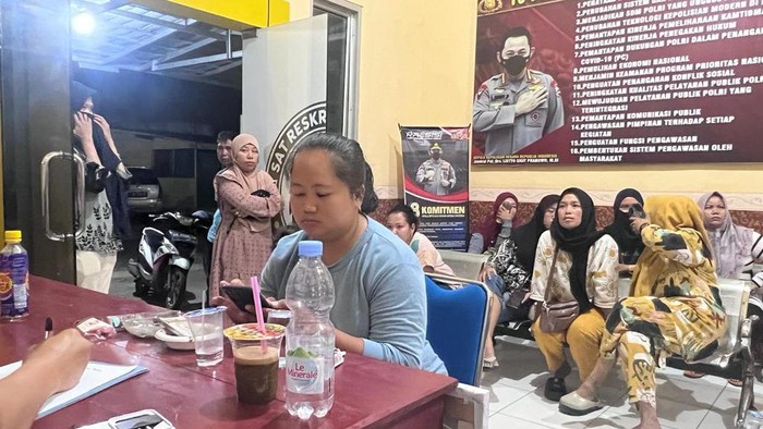 Puluhan IRT korban penipuan arisan bodong melapor ke Polres Bengkulu Utara.