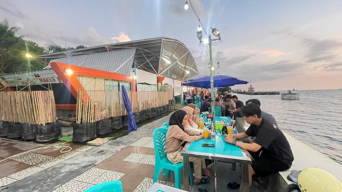 Pusat Kuliner Pare Beach