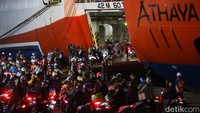 Pemudik yang menggunakan sepeda motor mengantre memasuki kapal di Pelabuhan Ciwadan, Cilegon, Banten. Grandyos Zafna/detikcom.
