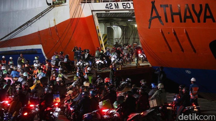 Ratusan Pemudik Motor Antre Naik Kapal di Pelabuhan Ciwandan Ratusan pemudik sepeda motor mulai menaiki kapal untuk menyeberang di Pelabuhan Ciwandan, Banten.